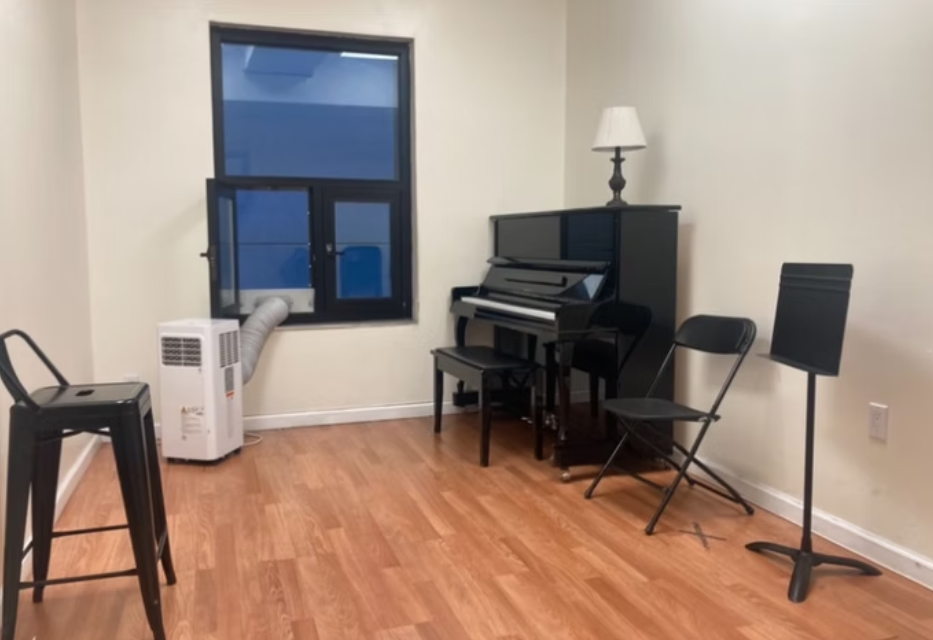 3rd FL/Studio 5 16'x13' $21/hr
